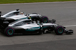 Lewis Hamilton, Mercedes AMG F1 W07 Hybrid und sein Teamkollege Nico Rosberg, Mercedes AMG F1 W07 Hy
