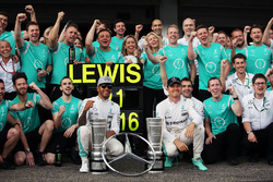 Sieger Lewis Hamilton, Mercedes AMG F1; 4. Nico Rosberg, Mercedes AMG F1, feiern mit dem Team