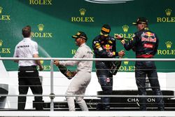 Podio: ganador de la carrera Lewis Hamilton, Mercedes AMG F1 segundo lugar Daniel Ricciardo, Red Bul