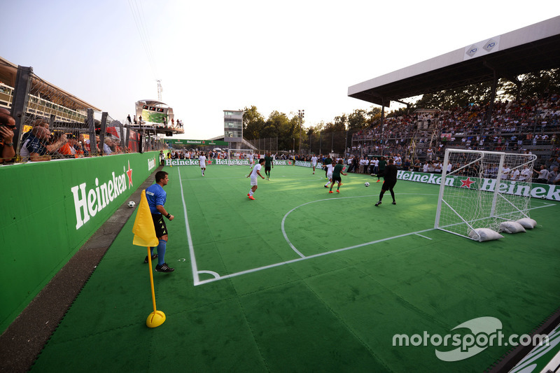 Heineken spornsorluğunda hayır işi için yapılan futbol maçı