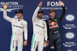 Ganador de la pole Lewis Hamilton, Mercedes AMG F1 Team, segundo Nico Rosberg, Mercedes AMG F1 Team