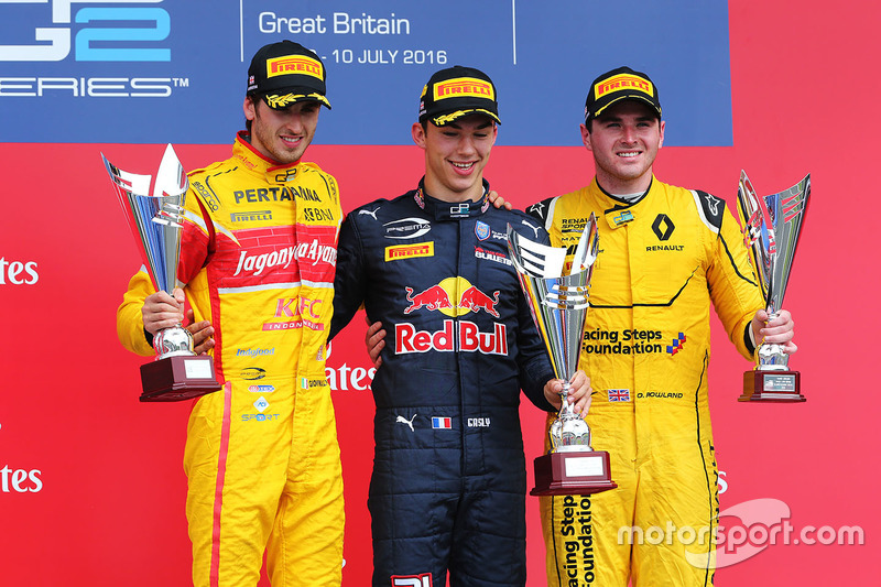 Podio: el vencedor, Pierre Gasly, Prema Racing, segundo, Antonio Giovinazzi, Prema Racing y el tercer lugar, Oliver Rowland, MP Motorsport