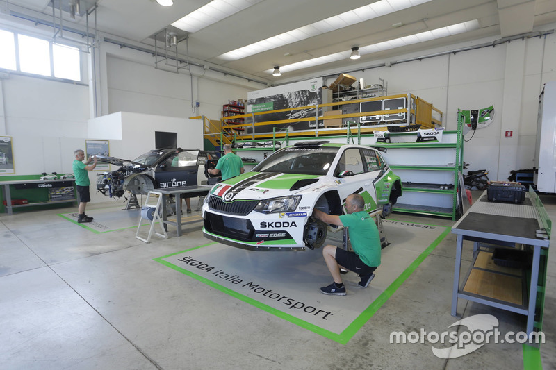 Meccanici Skoda a lavoro sulla Fabia R5