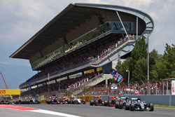 Start: Lewis Hamilton, Mercedes AMG F1 W07 Hybrid, führt vor Nico Rosberg, Mercedes AMG F1 W07 Hybri