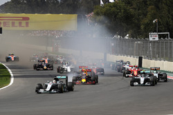 Льюис Хэмилтон, Mercedes AMG F1 W07 Hybrid, Макс Ферстаппен, Red Bull Racing RB12 и Нико Росберг, Me