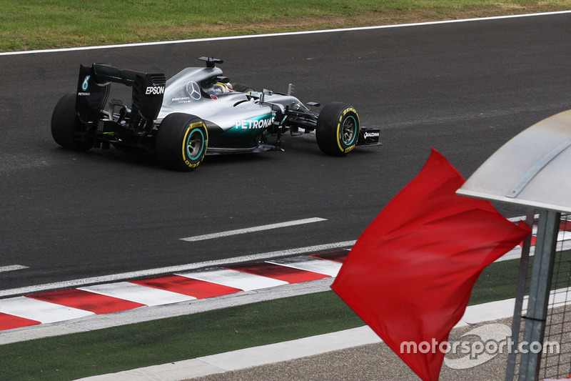 Lewis Hamilton, Mercedes AMG F1 W07 Hybrid ritorna ai box nella seconda sessione di prove dopo aver causato la bandiera rossa