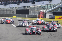 Start: #7 Audi Sport Team Joest, Audi R18: Marcel Fässler, Andre Lotterer, führt