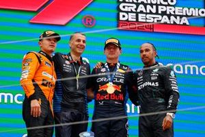 Lando Norris, McLaren F1 Team, 2ª posición, el delegado del trofeo Red Bull, Max Verstappen, Red Bull Racing, 1ª posición, Lewis Hamilton, Mercedes-AMG F1 Team, 3ª posición, en el podio.