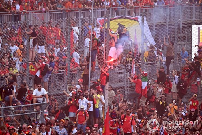 Los Tifosi muestran su apoyo durante la ceremonia del podio