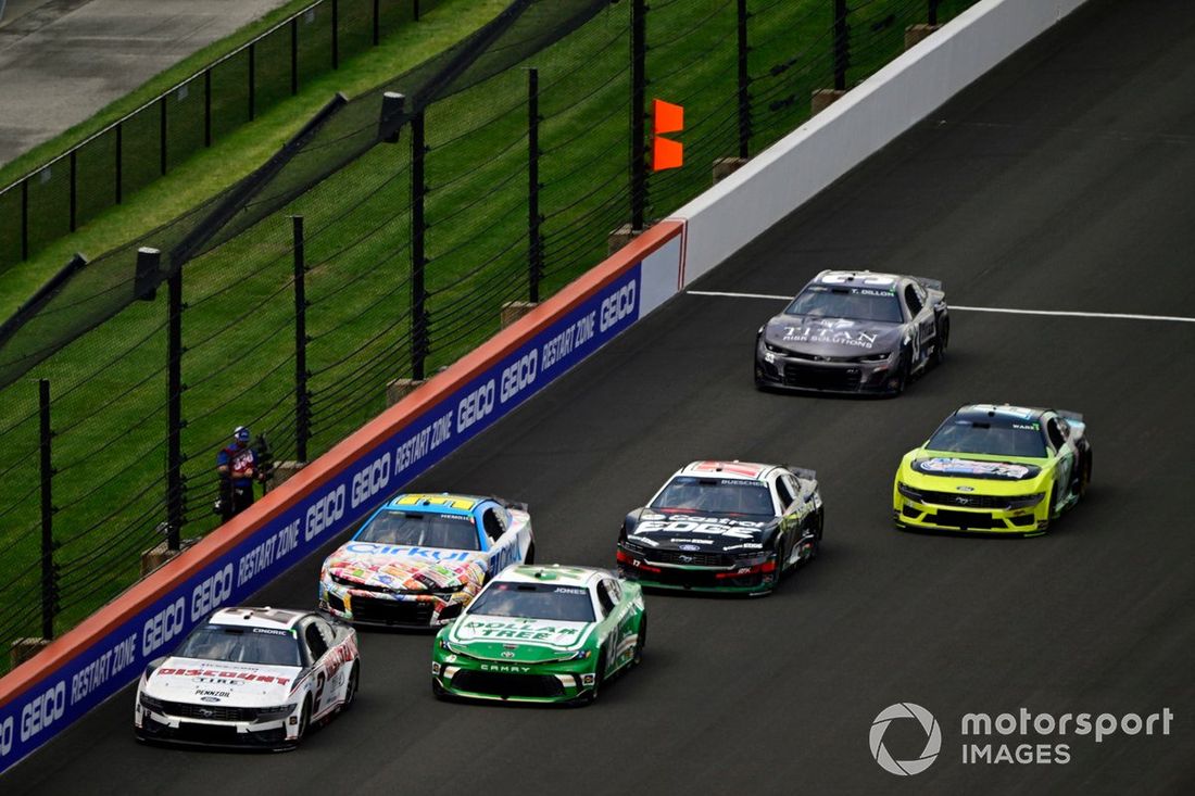 Austin Cindric, Equipo Penske, Discount Tire Ford Mustang y Erik Jones, LEGACY MOTOR CLUB, Dollar Tree Toyota Camry