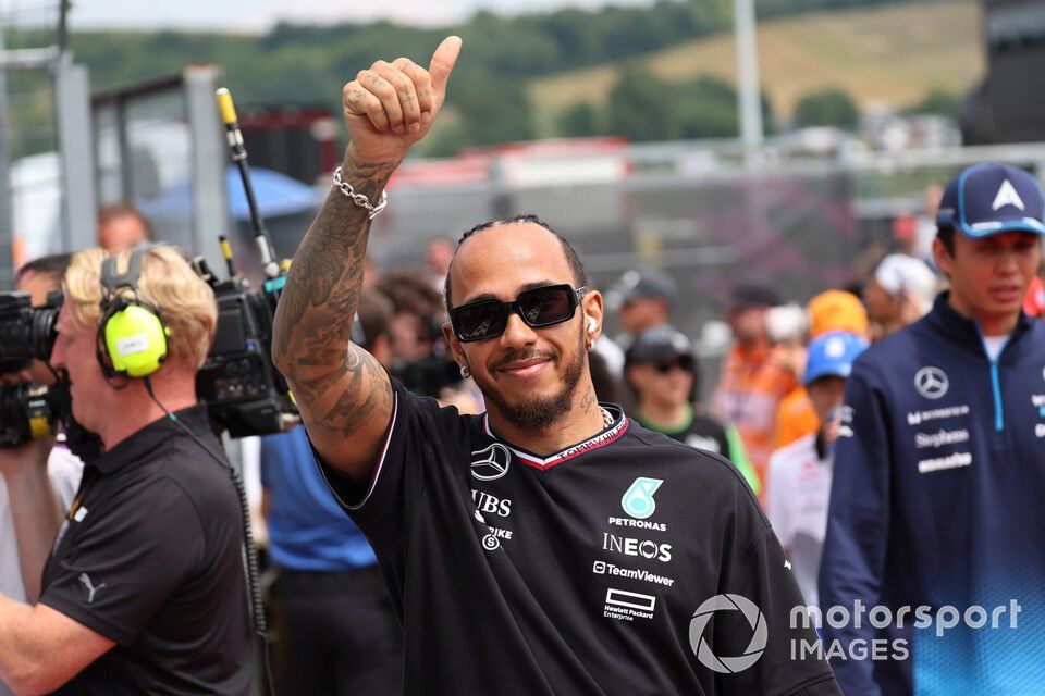Lewis Hamilton, Mercedes-AMG F1 Team, trzyma kciuki za fanów
