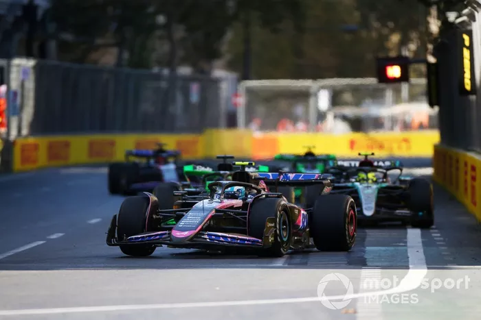 Pierre Gasly, Alpine A524, Lewis Hamilton, Mercedes F1 W15