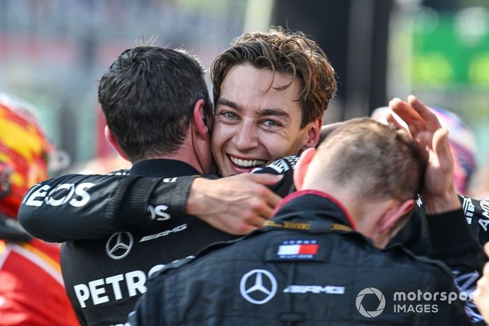 George Russell, Mercedes-AMG F1 Team, 1ª posición, celebra con su equipo en Parc Ferme