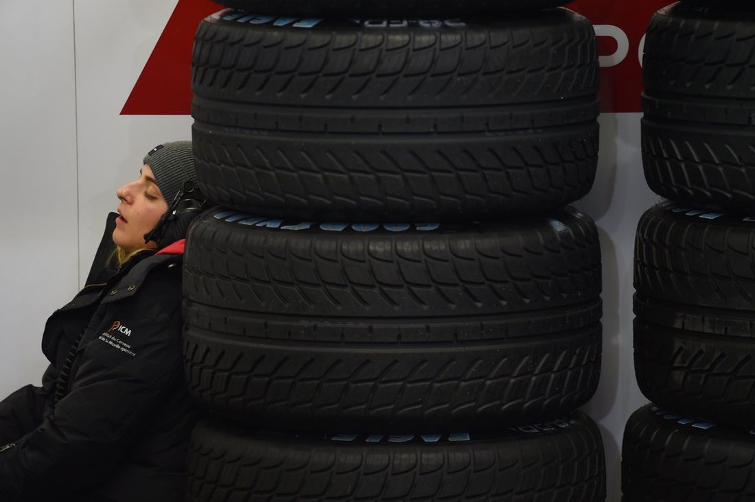 Mechanik śpi na oponach przeciwdeszczowych