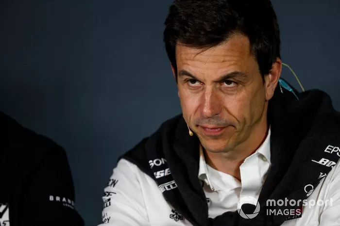 Toto Wolff, Director Ejecutivo (Negocios), Mercedes AMG, en la Conferencia de Prensa de los Directores de Equipo