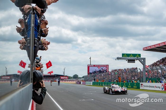 Los ganadores: #8 Toyota Gazoo Racing Toyota TS050: Sébastien Buemi, Kazuki Nakajima, Fernando Alonso