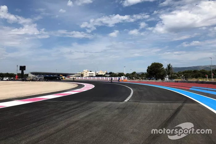 Vue détaillée de la voie des stands sur le Circuit Paul Ricard