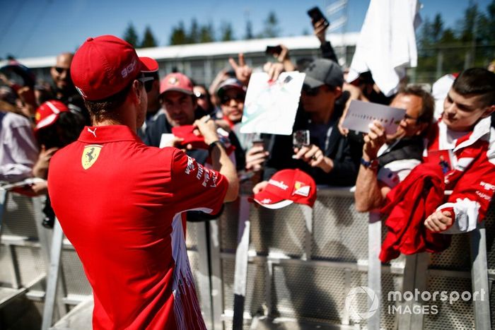 Sebastian Vettel, Ferrari firma un autógrafo para un fan