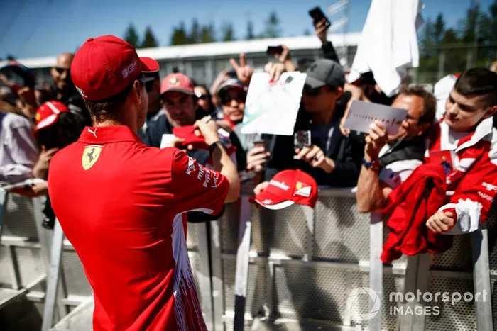 Sebastian Vettel, Ferrari firma un autografo ad un fan