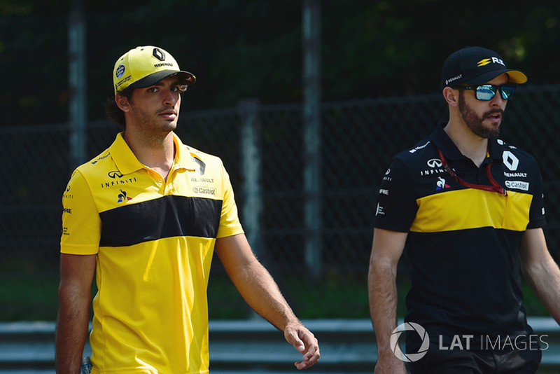 Carlos Sainz Jr., Renault Sport F1 Team, ispeziona il circuito