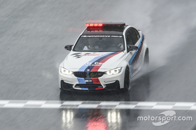 Safety car BMW mengecek kondisi lintasan