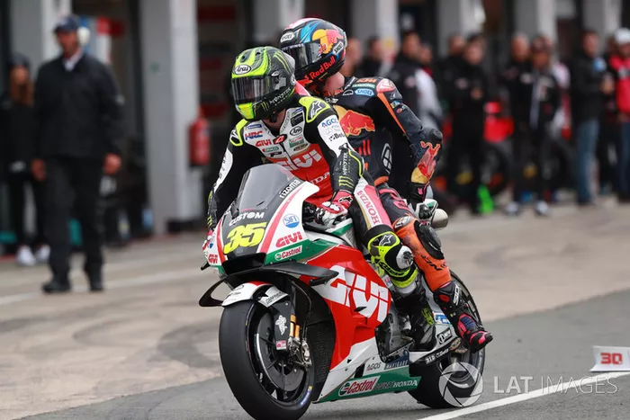 Bradley Smith, Red Bull KTM Factory Racing, es llevado al box por Crutchlow después de la caída