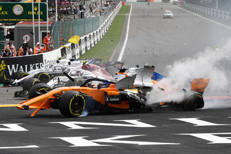 L'accident de Fernando Alonso, McLaren MCL33 au départ