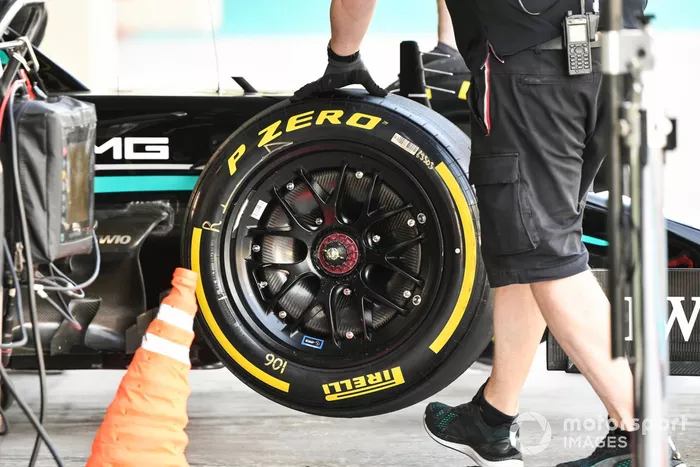 Les nouveaux pneus Pirelli sur la Mercedes de George Russell