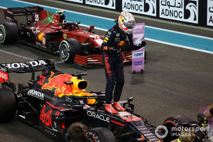 Max Verstappen, Red Bull Racing, 1ª posición, celebra a su llegada al Parc Ferme tras conseguir el título de pilotos de 2021