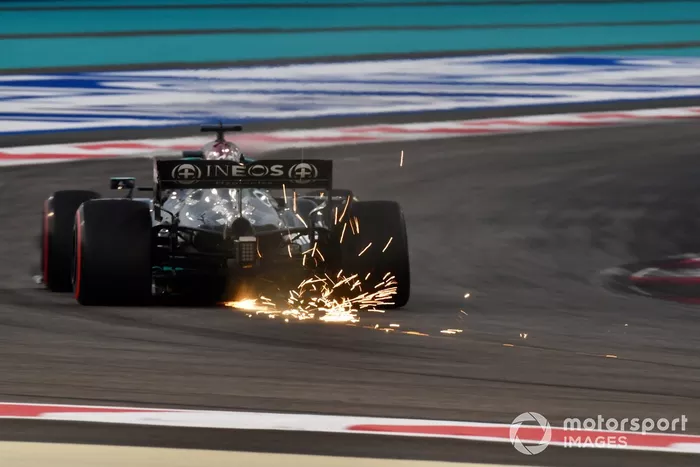 Las chispas salen de Lewis Hamilton, Mercedes W12