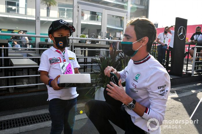 Joven aficionado con Esteban Gutiérrez, Mercedes AMG