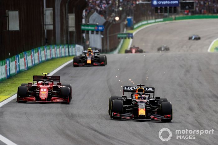 Max Verstappen, Red Bull Racing RB16B, Carlos Sainz Jr., Ferrari SF21, y Sergio Pérez, Red Bull Racing RB16B