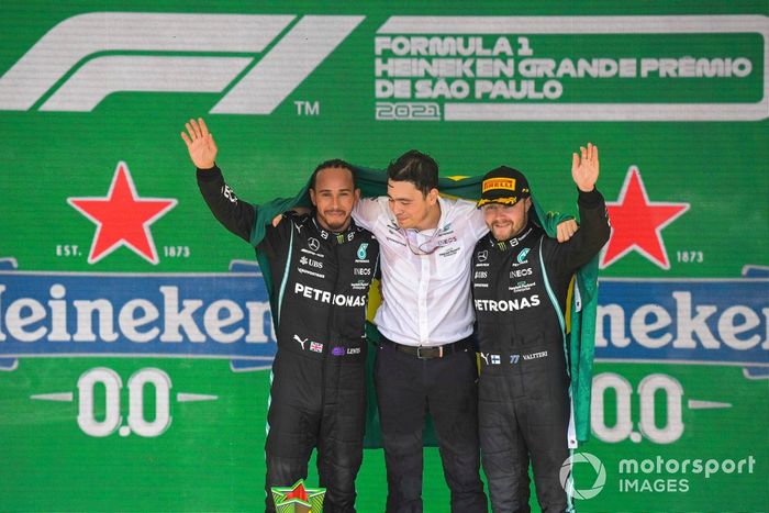 Podio: ganador Lewis Hamilton, Mercedes, tercer lugar Valtteri Bottas, Mercedes y Leonardo Donisete da Silva ingeniero de Mercedes