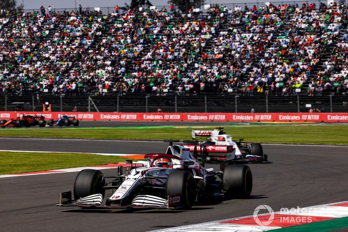Kimi Raikkonen, Alfa Romeo Racing C41, Nikita Mazepin, Haas VF-21