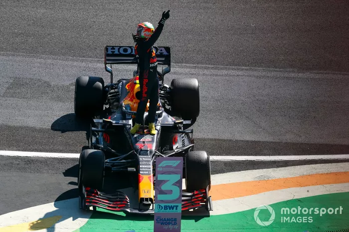 Sergio Pérez, Red Bull Racing, 3ª posición, saluda a los aficionados desde el Parc Ferme