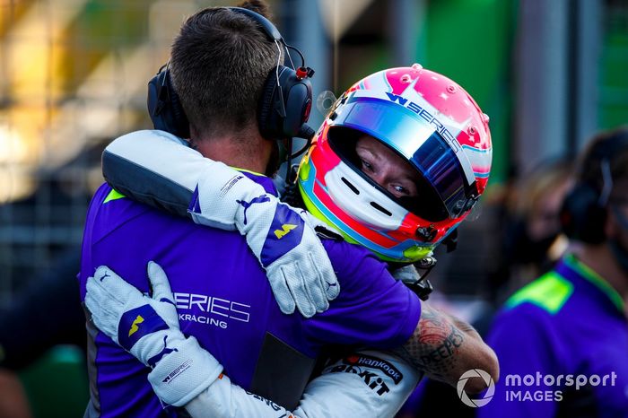 Ganadora de la carrera, Alice Powell, lo celebra en Parc Ferme 