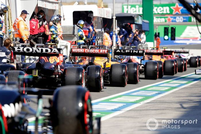 Cola de pilotos en el pit lane