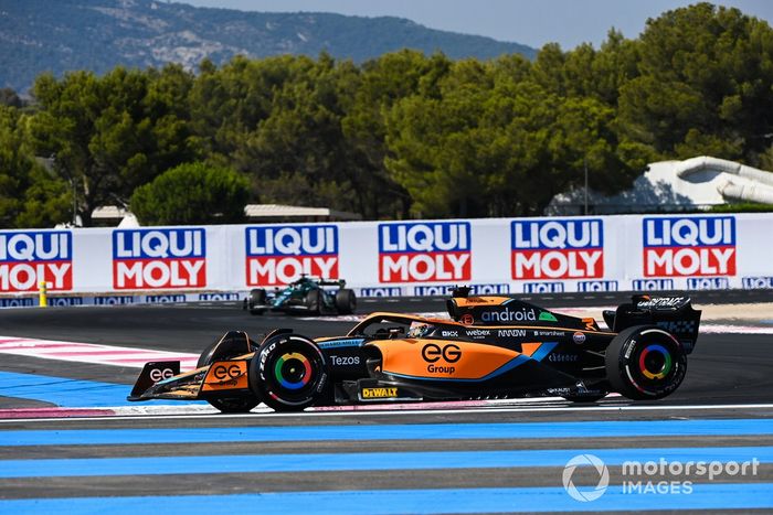 Daniel Ricciardo, McLaren MCL36, Lance Stroll, Aston Martin AMR22