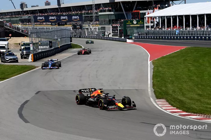 Max Verstappen, Red Bull Racing RB18, Fernando Alonso, Alpine A522, Carlos Sainz, Ferrari F1-75