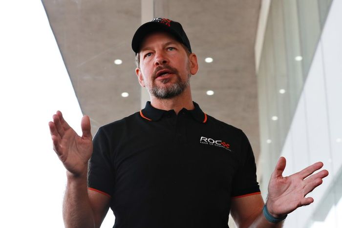 Fredrik Johnsson habla con los pilotos