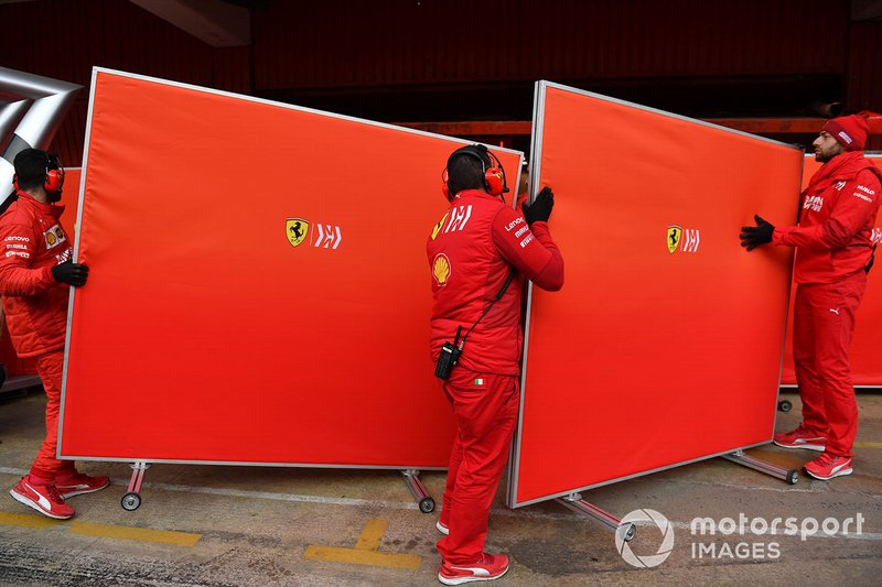 Ferrari mechanics with garage screens