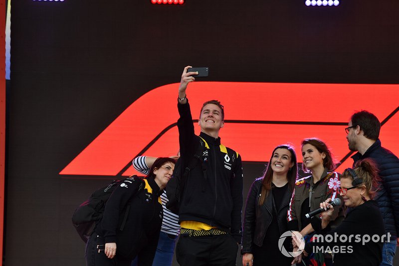 Renault takım çalışanı selfie yapıyor