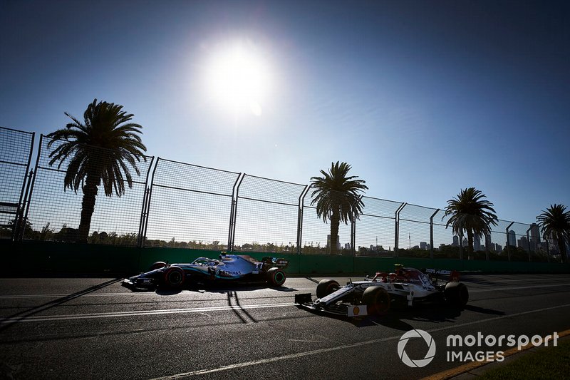 Valtteri Bottas, Mercedes AMG W10, Antonio Giovinazzi, Alfa Romeo Racing C38