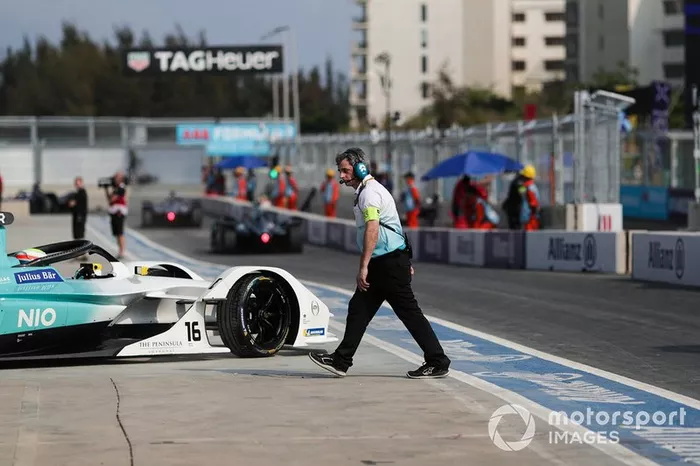 Un mecánico de NIO se aleja mientras Oliver Turvey, equipo de Fórmula E de NIO, NIO Sport 004, se marcha