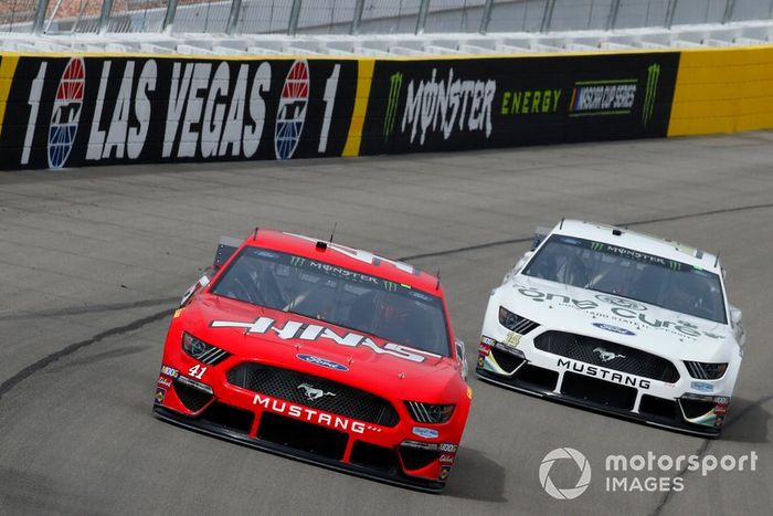 Daniel Suarez, Stewart-Haas Racing, Ford Mustang Haas Automation and Clint Bowyer, Stewart-Haas Racing, Ford Mustang One Cure