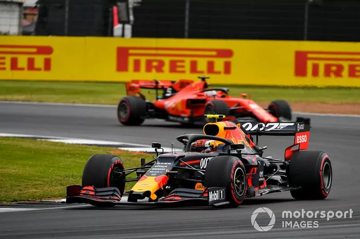Pierre Gasly, Red Bull Racing RB15, precede Sebastian Vettel, Ferrari SF90