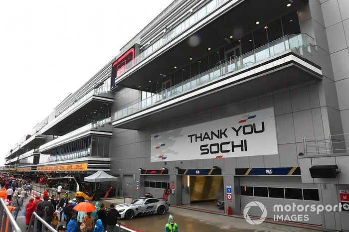 Fan in pit lane al GP di Russia