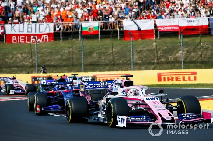 Sergio Pérez, Racing Point RP19, lidera Alexander Albon, Toro Rosso STR14, y George Russell, Williams Racing FW42