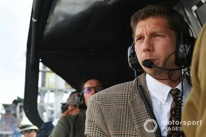 Matt Deane, mecánico jefe de Mercedes AMG vestido de los años 50