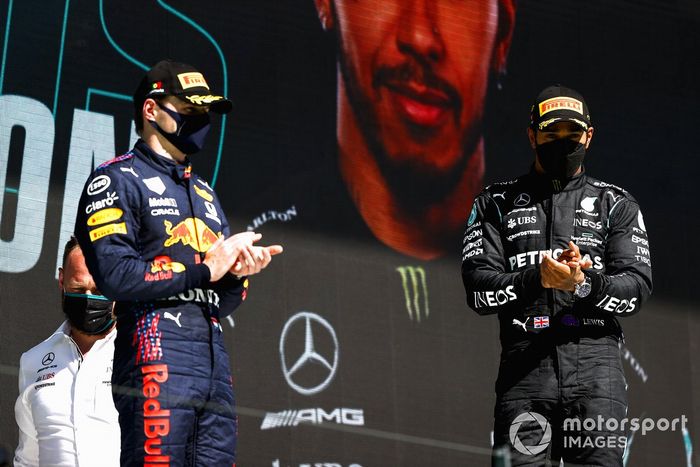 Podio: segundo lugar Max Verstappen, Red Bull Racing y el ganador Lewis Hamilton, Mercedes